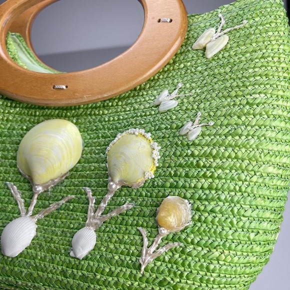 Green woven straw tote bag with handmade shell‎ butterfly design wooden handle - Picture 6 of 8